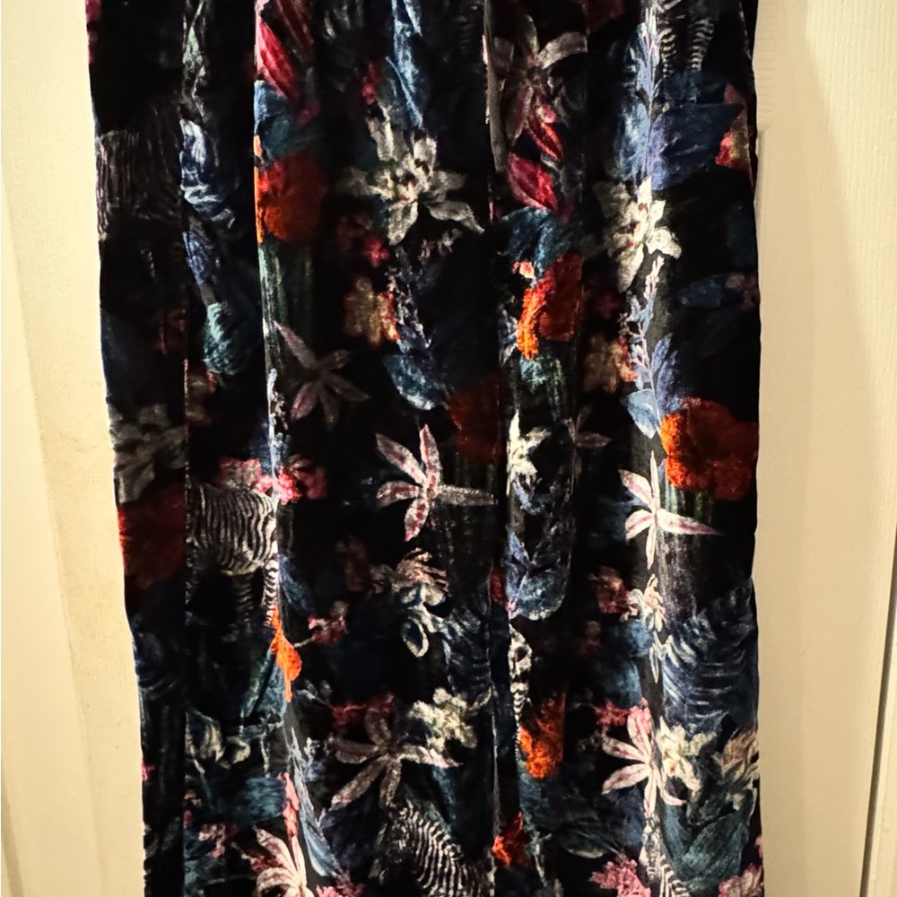 Banana Republic Velvet Pajama Set- Medium
Watercolor Zebra
Like new- worn once. - Picture 7 of 8